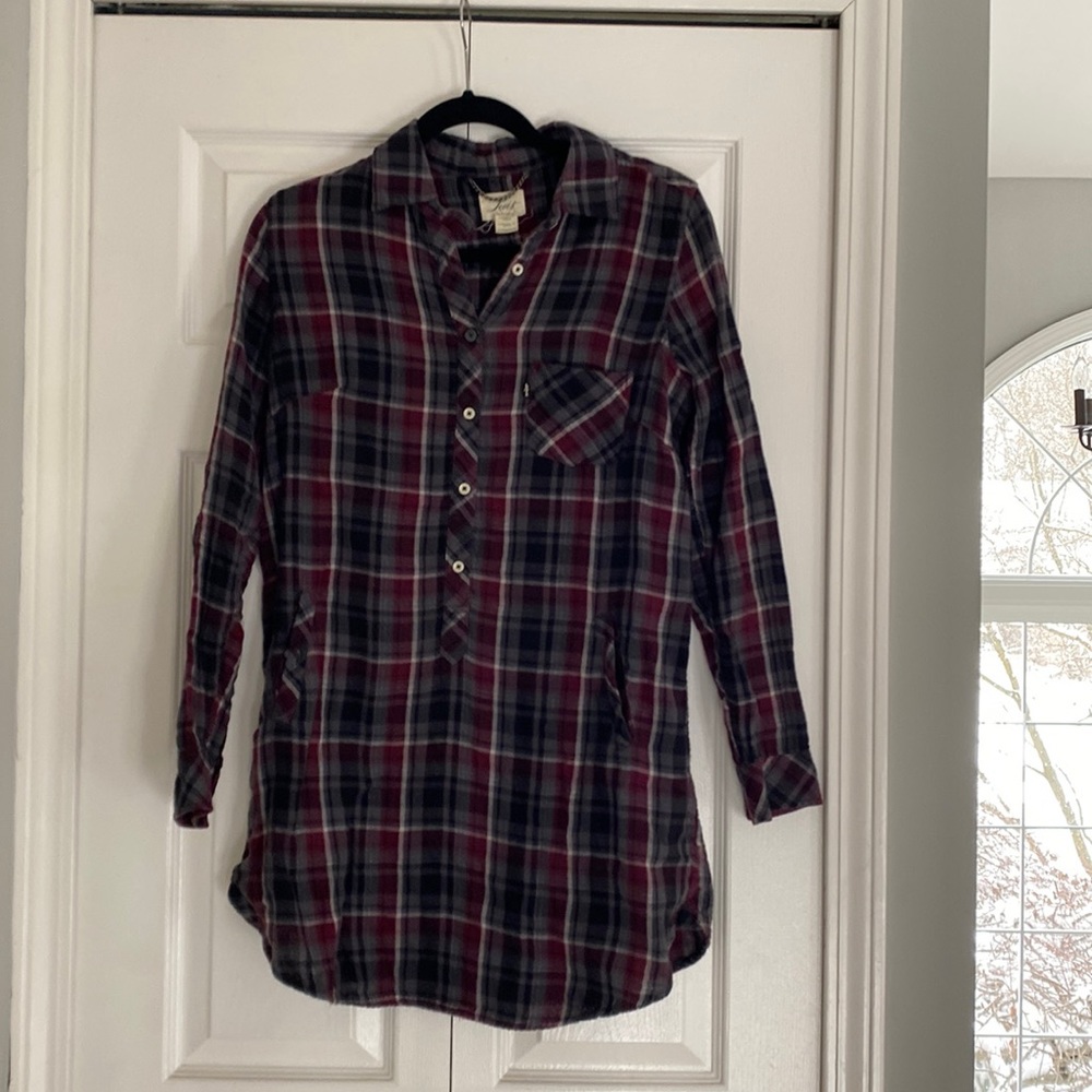 Levi’s light weight plaid tunic